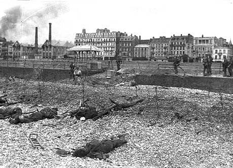 Casualties on the beach in front of Dieppe, August 1942.